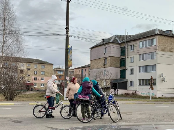 Mujeres Con Bicicletas Medio Carretera Abuelas Calle Están Discutiendo Las — Foto de Stock
