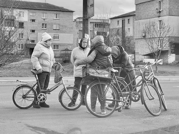 Women Bicycles Middle Road Grandmothers Street Discussing News Concept Gossip — Stock Photo, Image