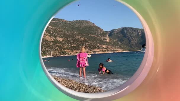 Şişme Yüzüğe Tepeden Bakan Denizde Yüzmek Yaz Sahili Dağların Arka — Stok video