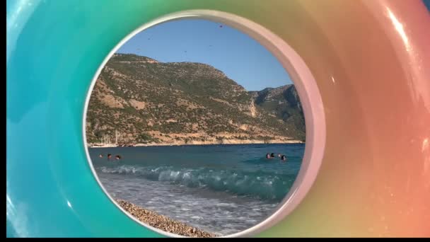 Плаваючи Морі Над Кільцем Надувається Літнє Узбережжя Моря Тлі Гір — стокове відео