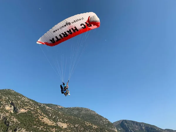 Розташований Туреччині Скайдайвінг Тлі Неба Порожні Види Спорту Парапланеризм Туреччина — стокове фото