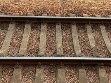 Demiryolu, yakın plan. Eski demiryolu rayları. Paslı uykucular dünyanın arka planında.