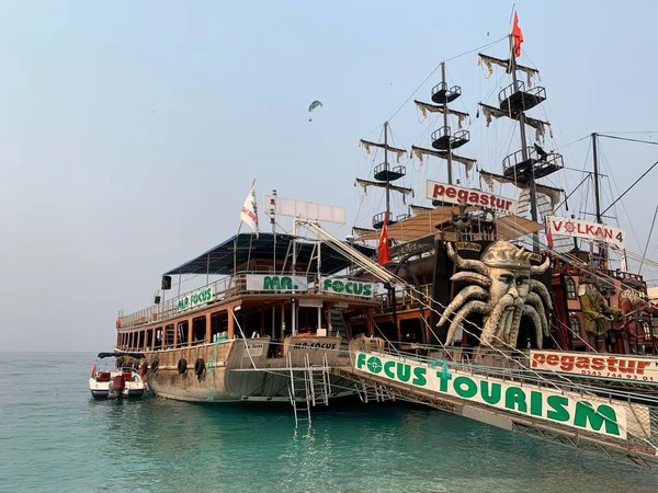 Barcos Turísticos Orillas Del Mar Mediterráneo Excursión Barco Pirata Por — Foto de Stock
