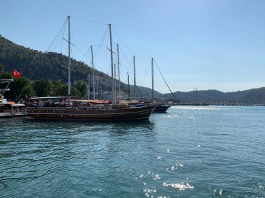 Lüks yatlar deniz koyuna park edilmiş. Tekneler ve tekneler deniz kıyısında. Akdeniz kıyısında özel bir tekne. Türkiye, Fethia - Oludeniz 12 ada turu, 9 Ağustos 2021.