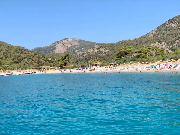 Abedul Mar Claro Montañas Horizonte Distancia Una Playa Mediterránea Una — Foto de Stock