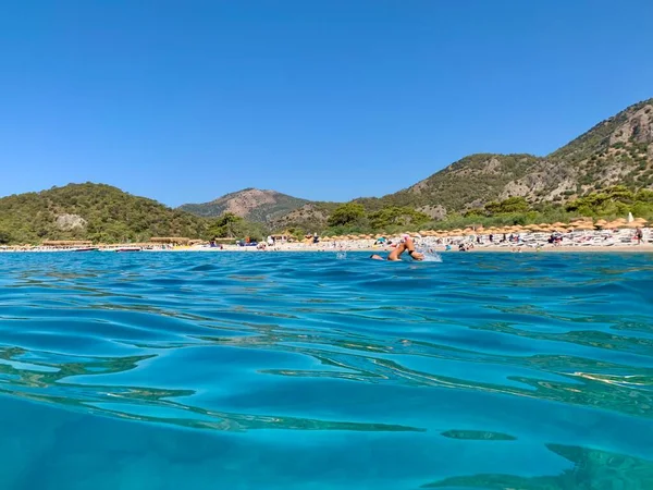 Nyír Tiszta Tenger Hegyek Láthatáron Távolban Egy Mediterrán Strand Kilátás — Stock Fotó