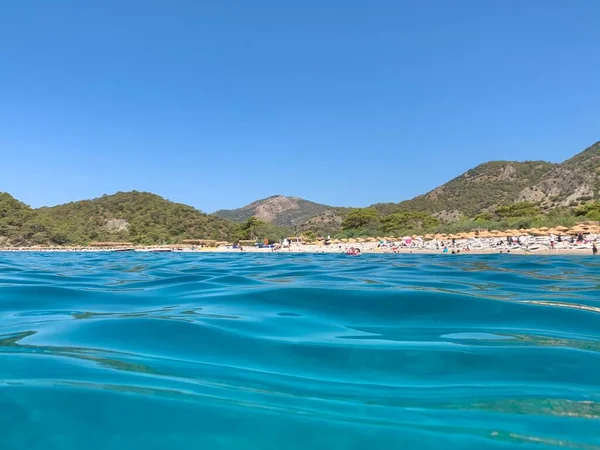 Nyír Tiszta Tenger Hegyek Láthatáron Távolban Egy Mediterrán Strand Kilátás — Stock Fotó