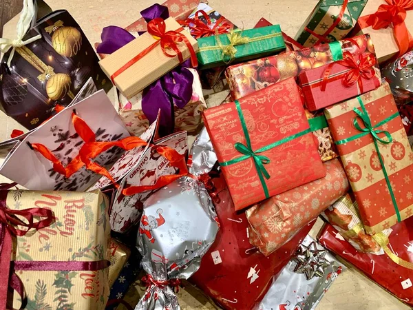 Mucchio Regali Capodanno Sullo Sfondo Dell Albero Natale Regali Natale — Foto Stock