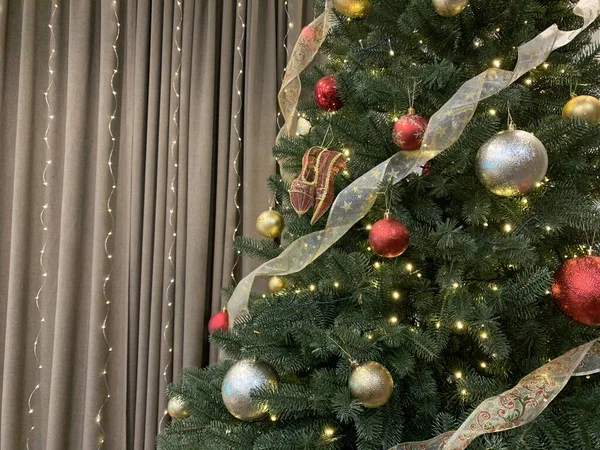 这棵树装饰着花环和玩具 在平安夜装饰圣诞树 寒假和新年假期 — 图库照片