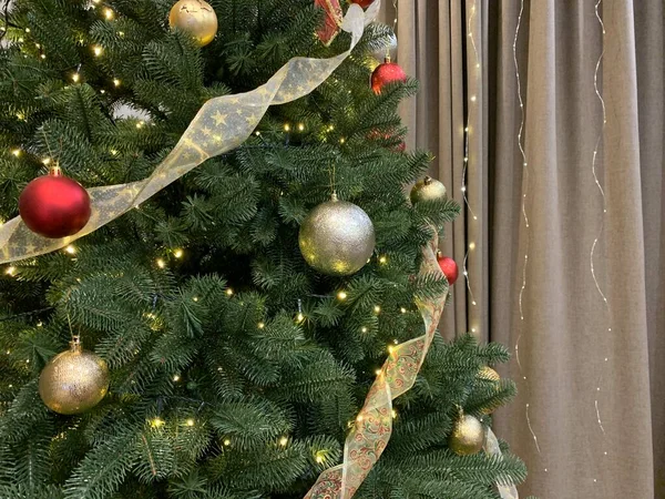 这棵树装饰着花环和玩具 在平安夜装饰圣诞树 寒假和新年假期 — 图库照片