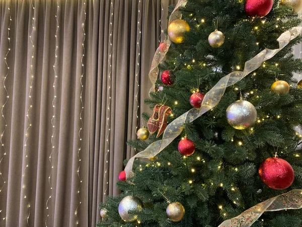 Árbol Está Decorado Con Guirnaldas Juguetes Decorar Árbol Navidad Nochebuena — Foto de Stock