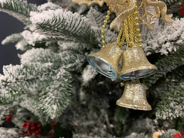 Árbol Navidad Está Decorado Con Guirnaldas Juguetes Cerca Decorar Árbol — Foto de Stock