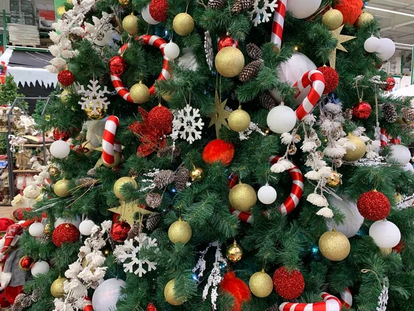 Árbol Navidad Está Decorado Con Guirnaldas Juguetes Cerca Decorar Árbol — Foto de Stock