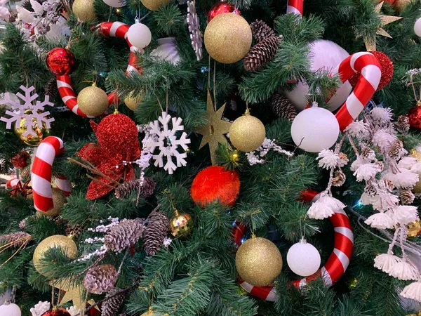 Kerstboom Versierd Met Bloemenslingers Speelgoed Close Een Kerstboom Versieren Kerstavond — Stockfoto