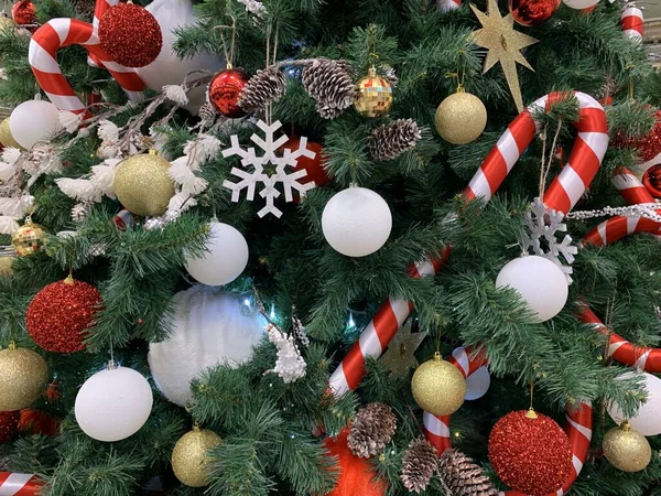 Árbol Navidad Está Decorado Con Guirnaldas Juguetes Cerca Decorar Árbol — Foto de Stock