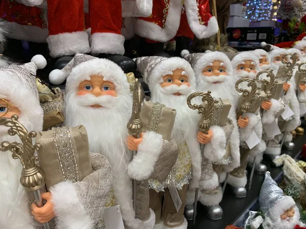 Parlak, yumuşak, yeni yıl oyuncağı Noel Baba. Noel arifesinde Noel Baba bebek bir mağazanın rafında. Tatile hazırlanmak, oyuncak mağazasında satmak. Parlak, yumuşak, yeni yıl oyuncağı Noel Baba. Noel arifesinde Noel Baba oyuncağı bir mağazanın rafında. 