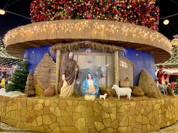 诞生场景 基督降生 玛利亚和约瑟夫 耶稣降生的场景与数字 圣诞前夕街道装饰 Sofievskaya广场 2022年1月4日 — 图库照片