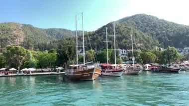 Deniz koyuna yakın lüks bir yat yelken açar. Orta karasal denizde özel bir tekne yüzüyor. Deniz kıyısına yakın denizde yelkenli bir tekne. Türkiye, Fethia, 12 ada turu, 9 Ağustos 2021.