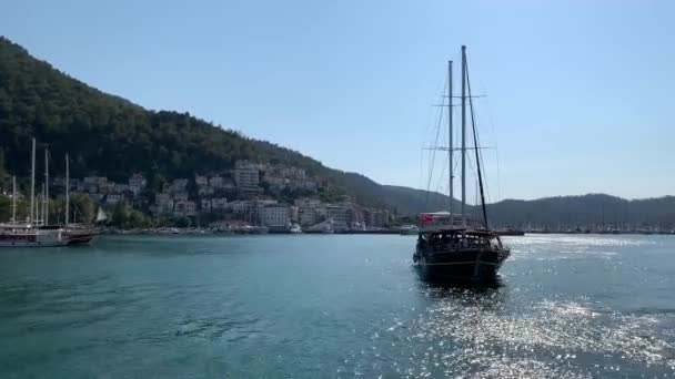 Luxury Sailing Yacht Sails Sea Bay Private Boat Sailing Mid — Vídeo de stock