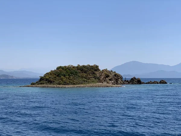 地中海に浮かぶ無人島 山と澄んだ海を背景に海岸 海に囲まれた島 ヨットの静かな港 — ストック写真