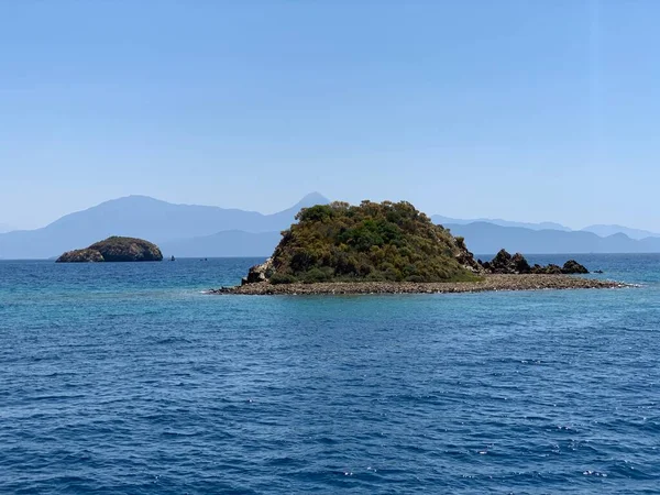 地中海に浮かぶ無人島 山と澄んだ海を背景に海岸 海に囲まれた島 ヨットの静かな港 — ストック写真