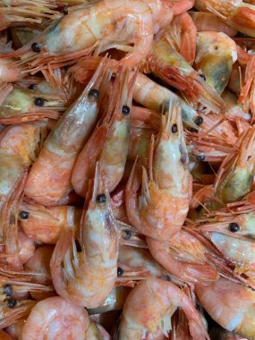 Soslu karides. Kızartma tavasında karides olan bir tabak. Baharatlı deniz ürünleri pişirmek, yakın plan..