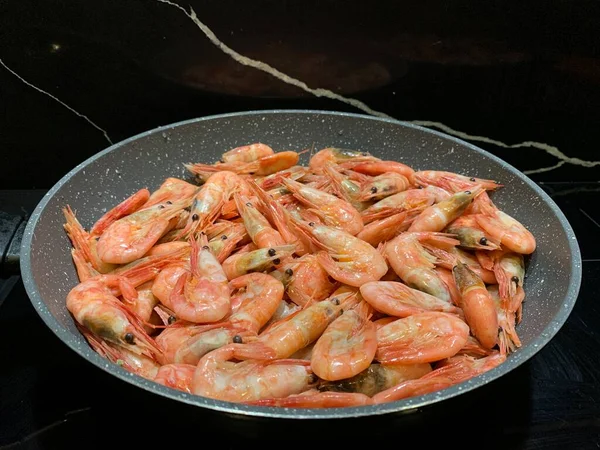 새우는 소스로 요리했습니다 프라이팬에 새우를 배경에서 향신료를 곁들인 해산물 — 스톡 사진