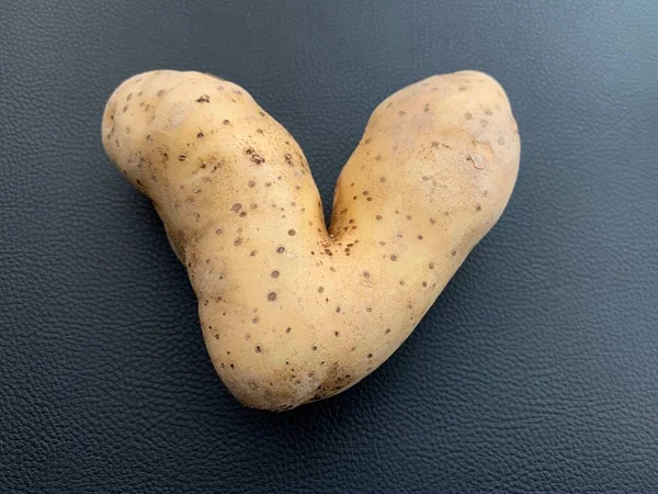 Potatis Form Ett Hjärta Potatisfrukter Ovanlig Form Grönsaker Isolerade Svart — Stockfoto