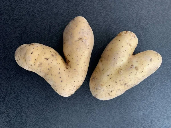 Potatis Form Ett Hjärta Potatisfrukter Ovanlig Form Grönsaker Isolerade Svart — Stockfoto