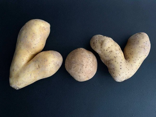 Potatis Form Ett Hjärta Potatisfrukter Ovanlig Form Grönsaker Isolerade Svart — Stockfoto