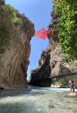 Yüksek bir kaya vadisi ve dağ nehri. Nehir boyunca derin dar bir kanyon. Türkiye 'yi gezmek, turistler için gezi. Saklikent Gorge, Fethiye - Oludeniz, 13 Ağustos 2021