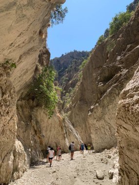 Yüksek bir kaya vadisi, dağ zirveleri. Yüksek dağlar boyunca derin dar bir kanyon. Türkiye 'yi gezmek, turistler için gezi. Saklikent Boğazı, Fethiye-Oludeniz, 13 Ağustos 2021
