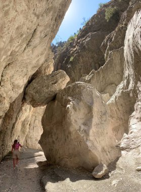 Yüksek bir kaya vadisi, dağ zirveleri. Yüksek dağlar boyunca derin dar bir kanyon. Türkiye 'yi gezmek, turistler için gezi. Saklikent Boğazı, Fethiye-Oludeniz, 13 Ağustos 2021