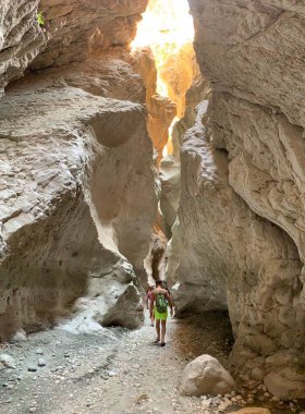 Yüksek bir kaya vadisi, dağ zirveleri. Yüksek dağlar boyunca derin dar bir kanyon. Türkiye 'yi gezmek, turistler için gezi. Saklikent Boğazı, Fethiye-Oludeniz, 13 Ağustos 2021
