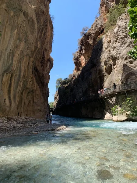 Yüksek bir kaya vadisi ve dağ nehri. Nehir boyunca derin dar bir kanyon. Türkiye 'yi gezmek, turistler için gezi. Saklikent Gorge, Fethiye - Oludeniz, 13 Ağustos 2021