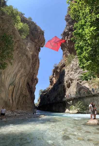 Yüksek bir kaya vadisi ve dağ nehri. Nehir boyunca derin dar bir kanyon. Türkiye 'yi gezmek, turistler için gezi. Saklikent Gorge, Fethiye - Oludeniz, 13 Ağustos 2021