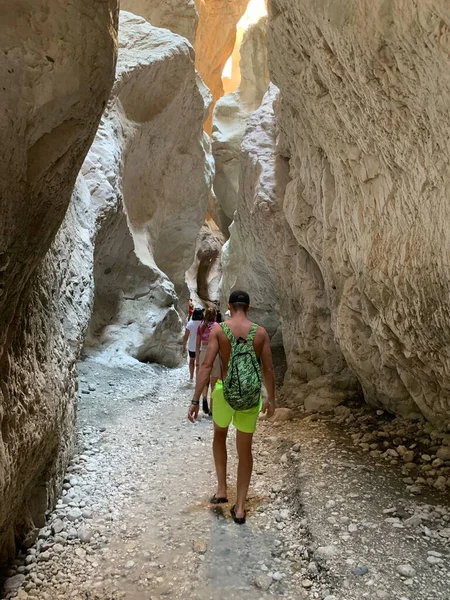 Eine Hohe Felsschlucht Darüber Berggipfel Tiefe Enge Schlucht Entlang Hoher — Stockfoto