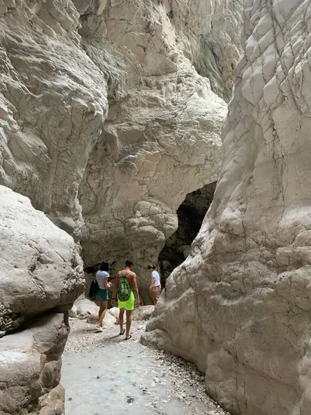 Eine Hohe Felsschlucht Darüber Berggipfel Tiefe Enge Schlucht Entlang Hoher — Stockfoto