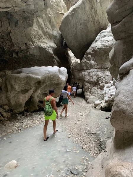 Eine Hohe Felsschlucht Darüber Berggipfel Tiefe Enge Schlucht Entlang Hoher — Stockfoto