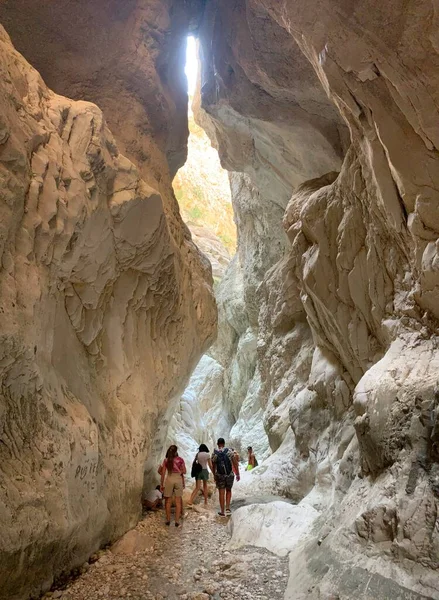 Yüksek bir kaya vadisi, dağ zirveleri. Yüksek dağlar boyunca derin dar bir kanyon. Türkiye 'yi gezmek, turistler için gezi. Saklikent Boğazı, Fethiye-Oludeniz, 13 Ağustos 2021