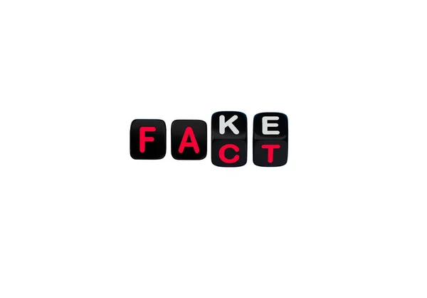 Kubussen Met Inscriptie Fact Fake Een Witte Achtergrond Inscriptie Dobbelstenen — Stockfoto