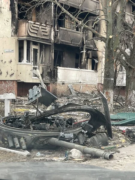 Ukrayna 'da imha edilmiş Rus tankı. Askeri bir çatışmadan sonra zırhlı araçlar patladı. Bucha 'da, Kiev yakınlarında bir patlayıcı takanın kalıntıları. Rusya ve Ukrayna arasındaki savaş, Irpin-Bucha, 5 Nisan 2022