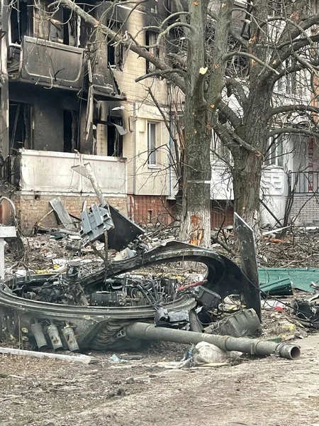 Ukrayna 'da imha edilmiş Rus tankı. Askeri bir çatışmadan sonra zırhlı araçlar patladı. Bucha 'da, Kiev yakınlarında bir patlayıcı takanın kalıntıları. Rusya ve Ukrayna arasındaki savaş, Irpin-Bucha, 5 Nisan 2022