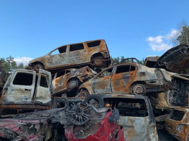 Yanmış ve havaya uçmuş bir araba. Bombardımandan sonra arabalar hasar gördü. Arabanın gövdesinde kurşun izleri var. Rusya ve Ukrayna arasındaki savaş, Irpin-Bucha, 10 Nisan 2022