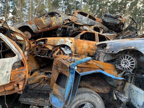 Yanmış Havaya Uçmuş Bir Araba Bombardımandan Sonra Arabalar Hasar Gördü — Stok fotoğraf