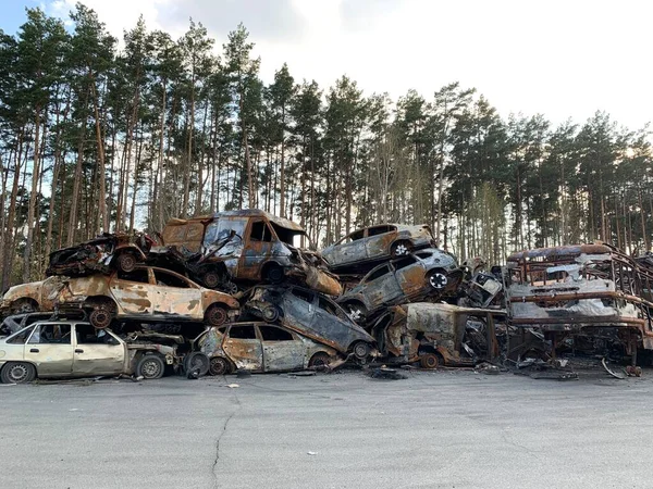 Yanmış ve havaya uçmuş bir araba. Bombardımandan sonra arabalar hasar gördü. Arabanın gövdesinde kurşun izleri var. Rusya ve Ukrayna arasındaki savaş, Irpin-Bucha, 10 Nisan 2022