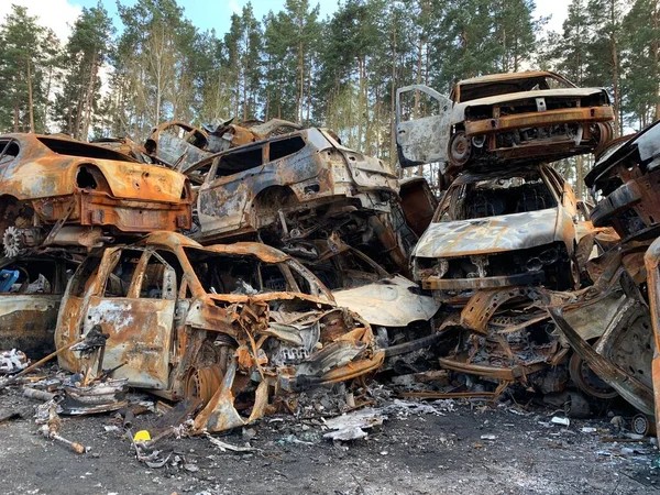 Yanmış ve havaya uçmuş bir araba. Bombardımandan sonra arabalar hasar gördü. Arabanın gövdesinde kurşun izleri var. Rusya ve Ukrayna arasındaki savaş, Irpin-Bucha, 10 Nisan 2022