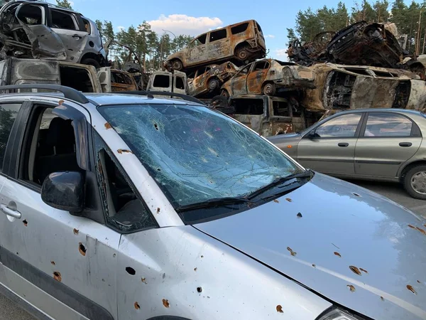 燃烧和炸毁汽车 汽车在炮击后受损 车体上的枪弹痕迹俄乌战争 Irpin Bucha 2022年4月10日 — 图库照片