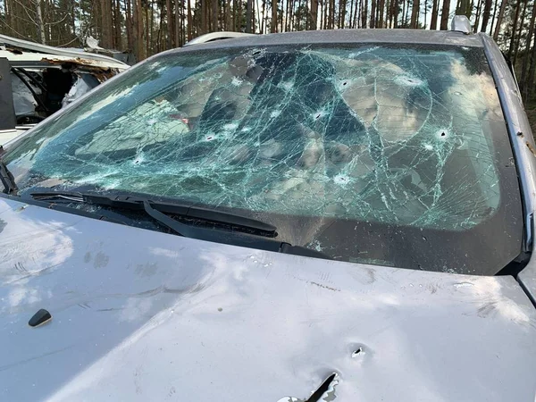 Yanmış ve havaya uçmuş bir araba. Bombardımandan sonra arabalar hasar gördü. Arabanın gövdesinde kurşun izleri var. Rusya ve Ukrayna arasındaki savaş, Irpin-Bucha, 10 Nisan 2022