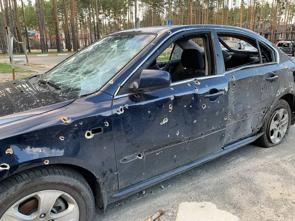 Yanmış ve havaya uçmuş bir araba. Bombardımandan sonra arabalar hasar gördü. Arabanın gövdesinde kurşun izleri var. Rusya ve Ukrayna arasındaki savaş, Irpin-Bucha, 10 Nisan 2022